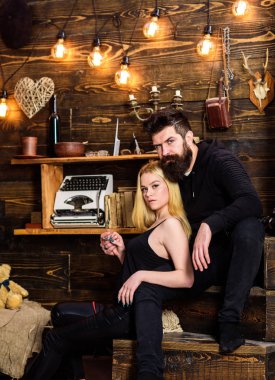 Çift gamekeepers evde, ahşap iç arka plan romantik akşamın. Romantik kavramı. Aşık çift hugs, birlikte sarılma. Kız ve erkek sakin yüzleri sıcak atmosferde dinlenmek