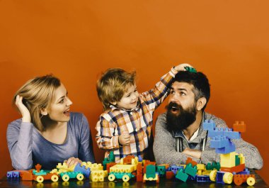 Mutlu aile oyun. Neşeli yüzü olan aile kurmak dışarı renkli İnşaat blokları