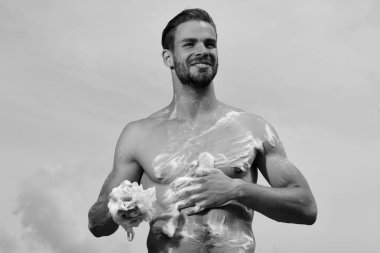 Tatlı eşcinsel. Tatlım. Açık gökyüzü arka plan üzerinde seksi güçlü gövde ile erkek vücut