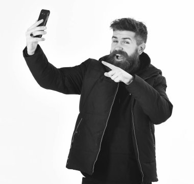 İyi fikir. Blogger sakallı selfie fotoğraf ya da akarsu video alır.