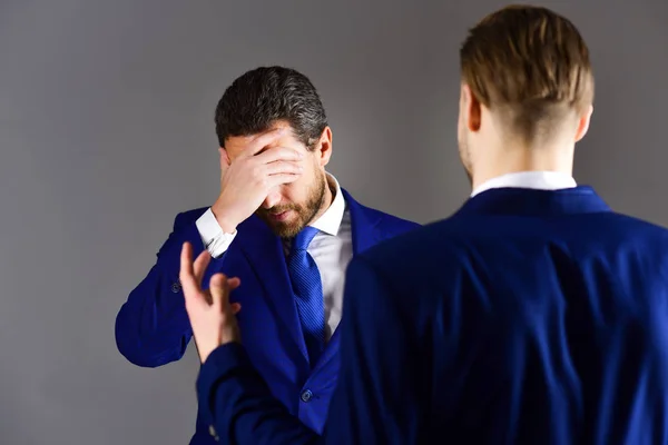 Чоловік в куртці слухає свого ділового партнера з відчайдушним експресом — стокове фото