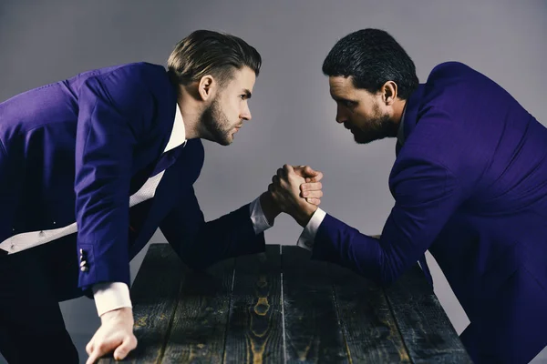 Επιχείρηση brouken σκληρά. Ανταγωνίζονται τους άνδρες στο κοστούμι ή επιχειρηματίες με τεταμένη πρόσωπα — Φωτογραφία Αρχείου