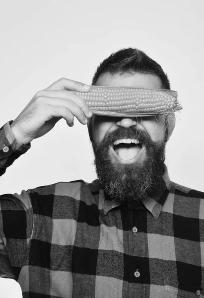 Agricultor con la cara alegre oculta con ojos de cobertura de maíz amarillo —  Fotos de Stock