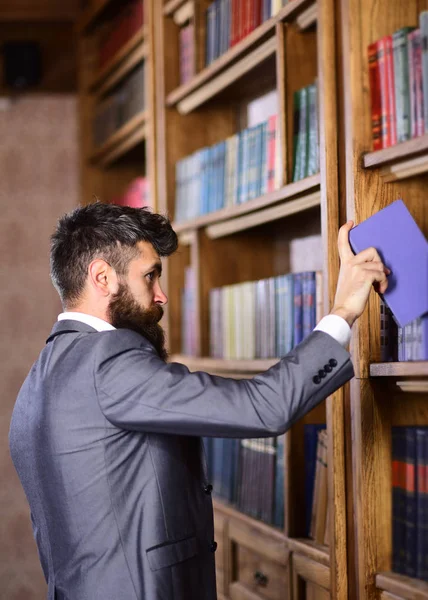 Uomo elegante in un vestito — Foto Stock