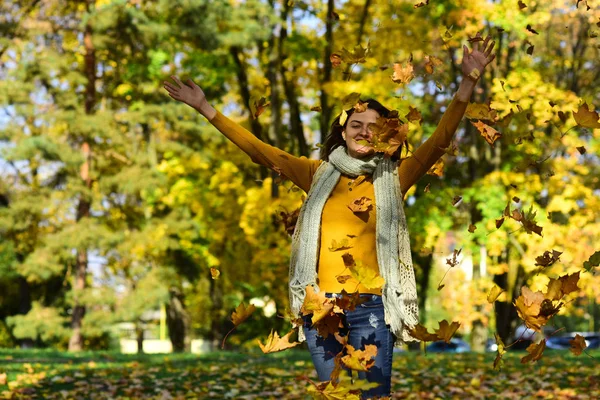 Őszi levelek alá tartozó, a boldog fiatal nő — Stock Fotó