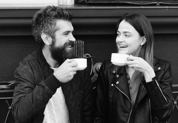 Verliefde paar drinkt koffiepauze. Warme drank en lunch. Vrouw en man met gelukkige gezichten — Stockfoto