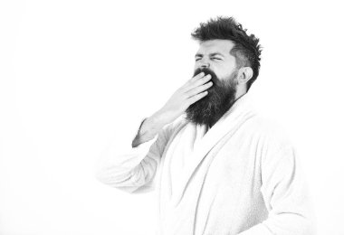 Günaydın. Sakal ve esneme ve palm, beyaz arka plan üzerinde izole ağzıyla kapsayan bıyıklı adam. Adam tousled saçlı Uykulu