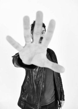 Kes şunu. Sakallı ve bıyıklı sürpriz yüzündeki yorum yok jest palm, yüzüne kapakları, yakın çekim. Yorum kavramı yok. Maço, sakallı hippi deri ceket, beyaz arka plan giyer