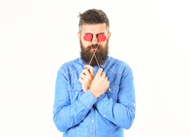 Bu kalp şeklinde kartların gözleri önünde tutan adam aşk.