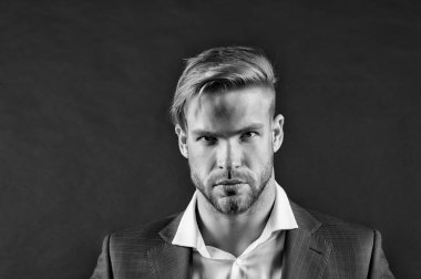 Adam kesin yüz saç, koyu arka plan ile sakallı. Erkeklik kavramı. Adam sakallı tıraşsız adam yakışıklı de formal giyim bakımlı görünüyor. İşadamı çekici görünümü ile ilgili umurunda değil.