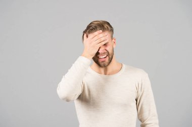 Kötü bellek kavramı. Adam unutkan yüz, gri arka plan sakallı. Sakal tıraşsız adam adamla görünüyor forgetfully ve disapponted. Adam çekici saç modeli unutkan ifade, kopya alanı ile sakallı