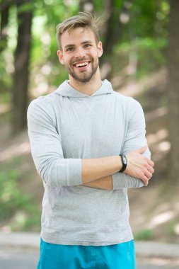 Sporcu pedometre gadget ile eğitim. Fitness izci kavramı. Adam atlet mutlu yüz sportif donanımları, Doğa arka plan ile poz. Kıl fitness izci veya pedometer ile sporcu