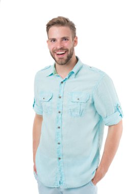 Güvenle eller cepler, beyaz arka plan ile poz mutlu güler yüz kişi. Adam rahat keten mavi gömlek çekici görünüyor. Kıl adamla rahat veya resmi gömlek giyer. Moda kavramı