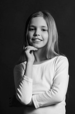 Kız model poz sevimli gülümseme ve uzun sarı saç