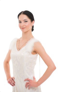 Yüz gülümseyerek kıza duruş ile poz kürk ile lüks elbise giymiş. Balo salonu dans dansçı harika görünüyor. Balo salonu dans dansçı ile el HIPS üzerinde duruyor. Duruş ve şıklığı kavramı