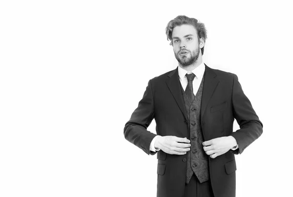 Moda e beleza. Negócios e sucesso. Empresário ou ceo de casaco preto. Homem em roupa formal isolado em branco. Gerente com barba no rosto sério., espaço de cópia — Fotografia de Stock