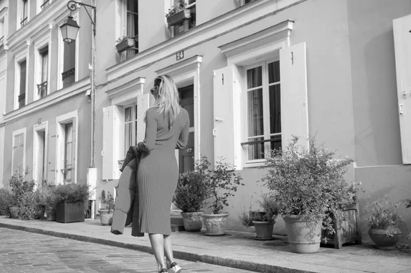 Chica en vestido rojo caminar por la calle de París, Francia . —  Fotos de Stock