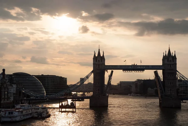 Londra manzarası ile Köprü kule. Thames Nehri üzerinde bulutlu gökyüzü üzerinde köprü. Nehir kıyısında şehir binaları. Mimarlık ve yapı kavramı. Yolculuk tutkusu ve tatil — Stok fotoğraf