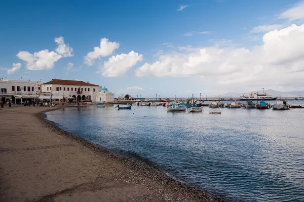 Havet stranden i mykonos, Grekland. Kyrkan och hus i fiskeby med trevlig arkitektur. Båtar port på havet på blå himmel. Sommarlov på ö i Medelhavet. Wanderlust och reser koncept — Stockfoto