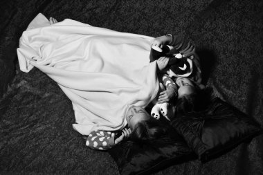 Çocuk hayal, koyu arka plan üzerinde oyuncak ayılar pijama Çocuklarda uyku.