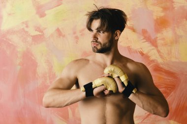 Karate çocuk. Martial arts MMA savaşçı güçlü gövdeli uygulamaları.