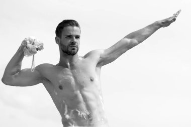 Duş köpüğü. Süper kahraman gibi uçmak gibi davranarak kıl adam