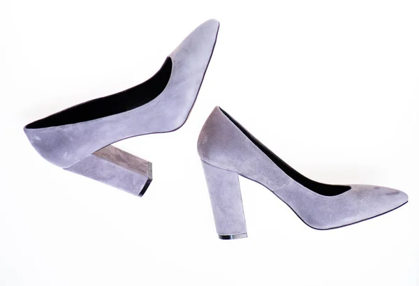 Модная концепция обуви. Обувь из серой замши на белом фоне, изолированная. Обувь для женщин с толстыми каблуками, вид сверху. Пара модных туфель на высоком каблуке — стоковое фото