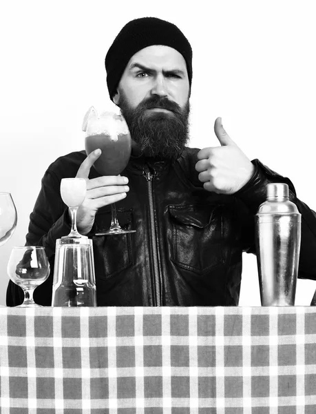 Odświeżające koktajle. Brodaty mężczyzna, długą brodę. Brutalne kaukaski hipster z wąsami w stylu rock czarny gospodarstwa świeże lub napojów. — Zdjęcie stockowe