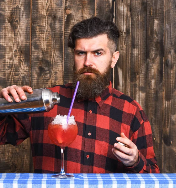 Barman lub hipster odlewania szkła, sprawia, że świeże pić z lodem — Zdjęcie stockowe