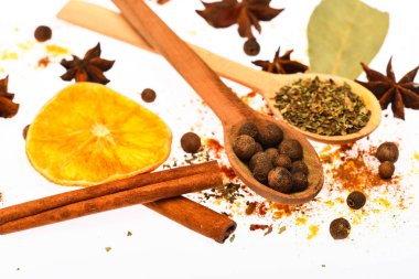 Baharat Seti kavramı. Kaşık, kurutulmuş portakal ve tarçın sopa beyaz arka plan üzerinde. Baharat mutfak otlar ve kuru malzemelerle karıştırın. Yemek veya sıcak içecekler, hazırlama baharat takımı Kapat