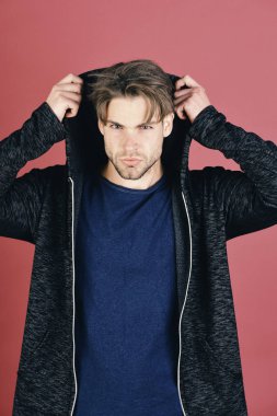 moda giysiler. Kıl koyu mavi tshirt ve gri kapşonlu adamla.