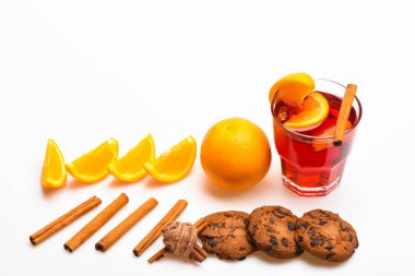 İçki ya da portakal ve tarçın ile içecek. Kokteyl bar kavramı ve. Portakal dilim yakınındaki mulled şarap. Cam mulled şarap veya portakal dilimleri ve çerezleri beyaz arka plan üzerinde yakın sıcak elma şarabı ile