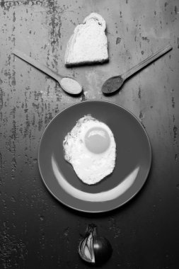 Omlet tabağın ortasına konur. Kahvaltı ve yemek sanatı.