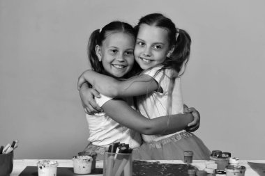 İyi günler. Sanatçılar ponytails gülümseme ile. Kızlarla masası tarafından mutlu yüzler