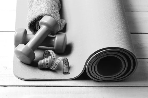 Yoga mat. Şekillendirme ve fitness ekipmanları. Barbell ölçme teyp siyan yakınındaki rulo — Stok fotoğraf