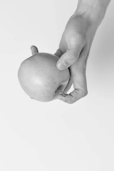 Manlig hand håller ljus grönt äpple. Apple på vit bakgrund — Stockfoto