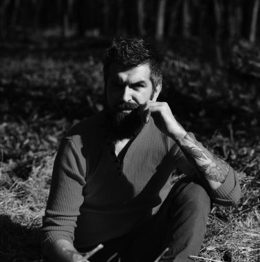 Bir modeldir. Sonbahar zaman ve güneşli hava kavramı. Sakallı adam