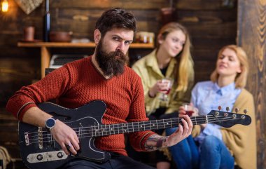 Yeni show prova gitarist. Sakallı adam karısını ve kızını güzel tunes ile eğlenceli. Kırsal kesimde ailesiyle tatilde rock müzisyeni. Gitar çalmak şık hipster sakallı