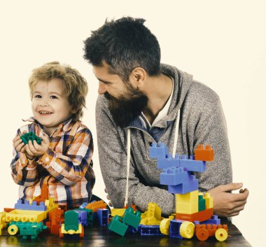 Mutlu yüzler ile aile kurmak renkli inşaat blokların arabalar