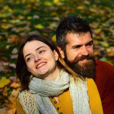 İlişki ve sonbahar zaman kavramı. Eşarp aşık çift