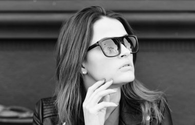 Bayan kahve molası sırasında dinlenme vardır. Kadın moda yüz