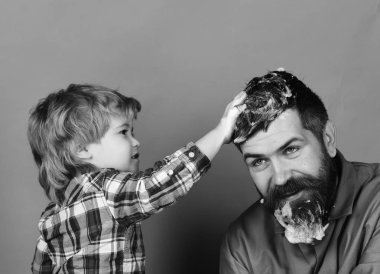 Çocuk babasının kafasına köpük koydu ve eğlendi..