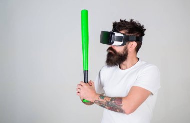 Gür sakallı ve yeşil yarasa tutan dövmesi olan adam. Hippi trendy sakal ve bıyık spor yapıyor. 3d video özel öğretmen, fitness kavramı ile beyzbol oynamak için öğrenme Vr sakallı adam gözlük