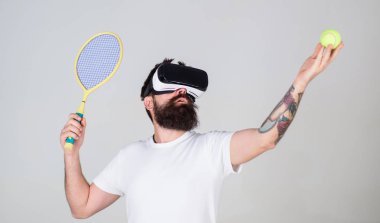 Tenis topu ve gri arka plan üzerinde izole yarasa tutarak uzun sakallı adam. Online spor Turnuvaya katılan Vr bardaklarda sakallı adam. Simülasyon programı masker becerileri kullanarak tenis oyuncusu