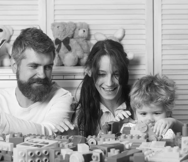 Feliz juego familiar. Familia jugando con bloques de plástico de colores. Padres e hijos —  Fotos de Stock