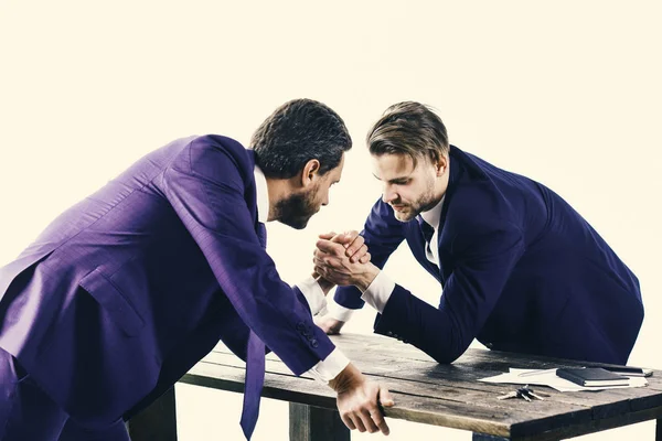 Επιχείρηση brouken. Ανταγωνίζονται τους άνδρες στο κοστούμι ή επιχειρηματίες με σοβαρό πρόσωπο — Φωτογραφία Αρχείου