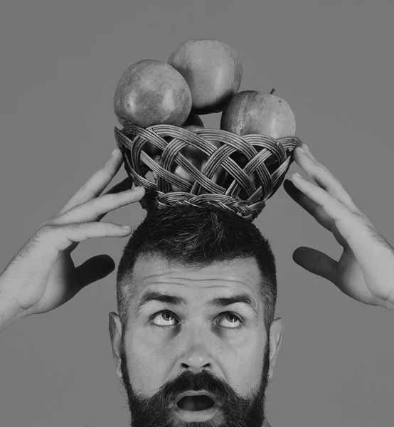 Guy präsentiert hausgemachte Ernte. Landwirt mit konzentriertem Gesicht — Stockfoto