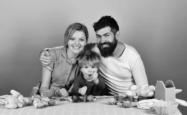 Hombre, mujer e hijo juntos. Familia alegre y concepto de celebración — Foto de Stock