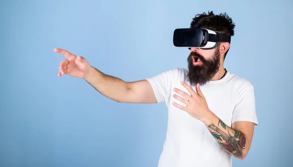 Homem com barba espessa em óculos VR usando interface de tela sensível ao toque digital. Macho com barba hipster com medo de vídeo 3D realista, conceito de realidade virtual. Homem barbudo interagindo com o espaço cibernético — Fotografia de Stock