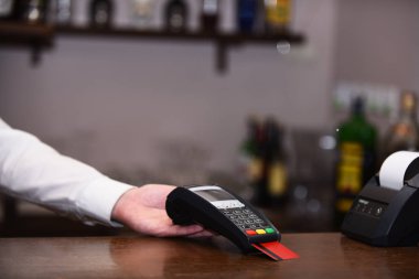 Kasa el inanç oyun kağıdı okuyucu ufuk arka plan üzerinde tutar.